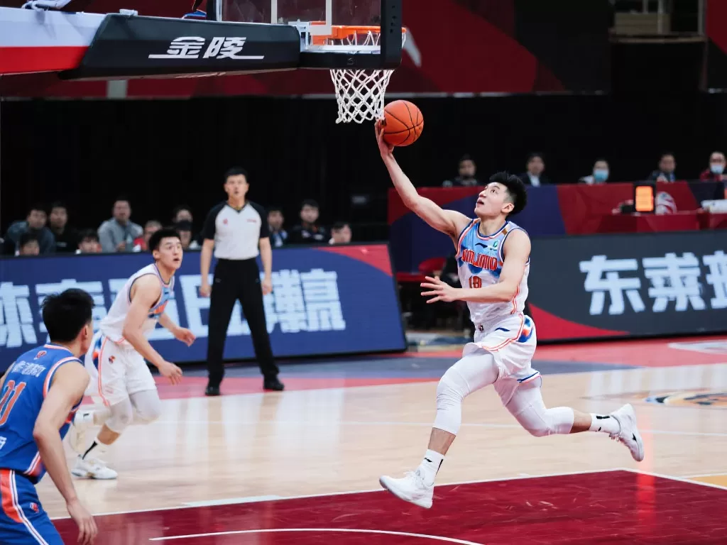 齐麟反击上篮失手 劳森补扣强势得分